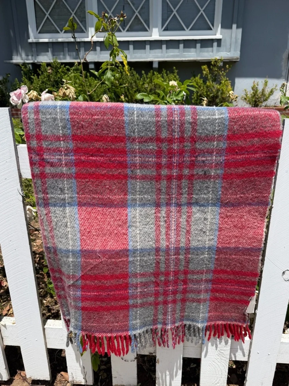 Coperte LaneRossi 100% Virgin Wool Fringed Throw Red Gray Blue Plaid 49x58 GUC